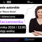 Plakat o dominującym białym tłe z fioletowymi i czarnymi elementami. Na górze znajdują się logotypy: Fundacja im. Stefana Batorego, Program Równych Praw oraz Fala Równości. Poniżej, czarną czcionką, napisano: "Spotkanie autorskie z cyklu 'Równe Słowa'". Dalej, w czarnym prostokącie z zaokrąglonymi rogami, białą czcionką umieszczono tytuł spotkania: "Rak i dziewczyna". W centralnej części plakatu, po lewej stronie, fioletową czcionką widnieje imię i nazwisko autorki: "Jagna Kaczanowska". Poniżej znajduje się informacja o miejscu spotkania: "Koszalińska Biblioteka Publiczna, pl. Polonii 1" oraz ikona czerwonego pineski. Po prawej stronie plakatu umieszczono zdjęcie autorki, Jagny Kaczanowskiej, uśmiechającej się do obiektywu. Kobieta ma brązowe włosy i jest ubrana w czarną bluzkę. W dolnej części plakatu, w czarnym prostokącie z zaokrąglonymi rogami, białą czcionką podano datę i godzinę spotkania: "10 października 2026 | 12:00" oraz informację o wstępie: "Wstęp wolny". Obok daty znajduje się ikona kalendarza. Na dole plakatu, na fioletowym tle, białą czcionką napisano: "Szczegóły na: falarownosci.org". W samym dole plakatu znajduje się stopka z logo Unii Europejskiej oraz informacją o finansowaniu: "Finansowane przez Unię Europejską. Przedstawione poglądy i opinie są wyłącznie poglądami autora (autorów) i niekoniecznie odzwierciedlają poglądy Unii Europejskiej lub Operatora – Fundacji im. Stefana Batorego. Ani Unia Europejska, ani Operator nie mogą ponosić za nie odpowiedzialności."