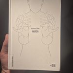 Okładka książki przedstawiająca symbol z języka migowego - symbol z tak ułożonych dłoni oznacza słowo głusza