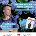 Pionowy plakat informacyjny utrzymany w niebiesko-zielonej kolorystyce. Tło górnej i środkowej części stanowi bujny krzew kwitnącej, jasnoniebieskiej hortensji z zielonymi liśćmi. Po lewej stronie widoczne jest zdjęcie Joanny Ostrowskiej z profilu/półprofilu – osoby o krótkich, jasnobrązowych włosach, w granatowej koszulce z napisem „Millennium Falcon”, spoglądającej w przestrzeń. W prawym dolnym rogu kompozycji umieszczono miniatury dwóch okładek książek autorstwa Joanny Ostrowskiej: Pierwsza w niebieskiej tonacji z archiwalnym zdjęciem więźniów obozowych: „Oni. Homoseksualiści w czasie II wojny światowej”. Druga z jasnym tłem i postacią widzianą od tyłu w pasiastej odzieży: „Przemilczane. Seksualna praca przymusowa w czasie II wojny światowej”. Napisy na grafice: W lewym górnym rogu: czarny napis z białym obrysem „Fala Równości”. W prawym górnym rogu: logo i napis „STOWARZYSZENIE LAMBDA SZCZECIN” z motywem tęczowych kółek. Po prawej stronie w niebieskich ramkach: „Spotkanie autorskie z Joanną Ostrowską” oraz poniżej: „Prowadzenie: Marcin Napierała”. Po lewej stronie na dole, na niebieskich polach: „29 października, godz. 17:00”, a pod spodem informacja o miejscu: „Koszalińska Biblioteka Publiczna, Plac Polonii 1”. Dolny pas informacyjny (białe tło): Na dole plakatu znajdują się logotypy instytucji wspierających: Komitet do Spraw Pożytku Publicznego, NIW – Narodowy Instytut Wolności (Centrum Rozwoju Społeczeństwa Obywatelskiego), Rządowy Program Fundusz Inicjatyw Obywatelskich na lata 2021–2030 NOWEFIO. Pod logotypami znajduje się dopisek: „Sfinansowano ze środków Narodowego Instytutu Wolności – Centrum Rozwoju Społeczeństwa Obywatelskiego w ramach Rządowego Programu Fundusz Inicjatyw Obywatelskich NOWEFIO na lata 2021–2030”.